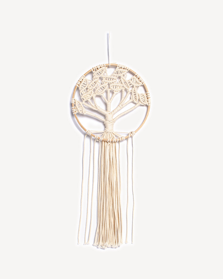 Décoration murale arbre de vie en macramé sur anneau en bois, réalisée à la main avec corde écrue naturelle.