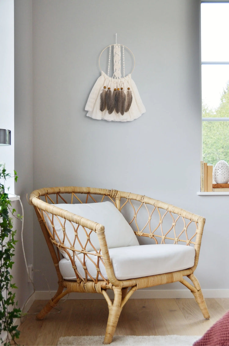 Attrape-rêves accroché au mur dans un coin lecture