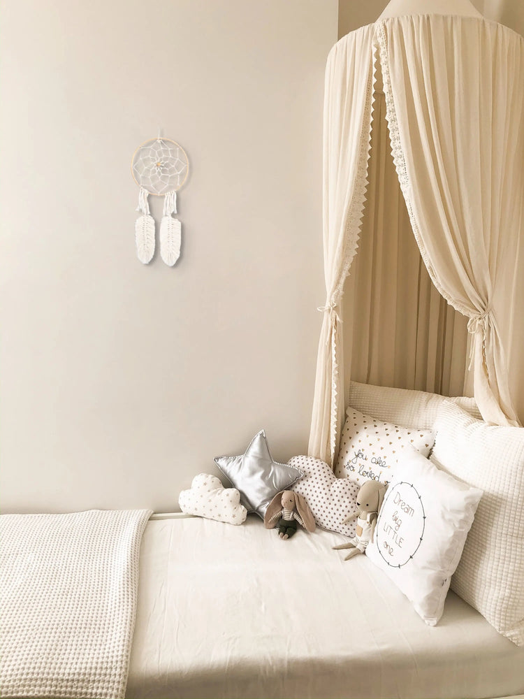 Attrape-rêves suspendu au mur de la chambre d'une fillette
