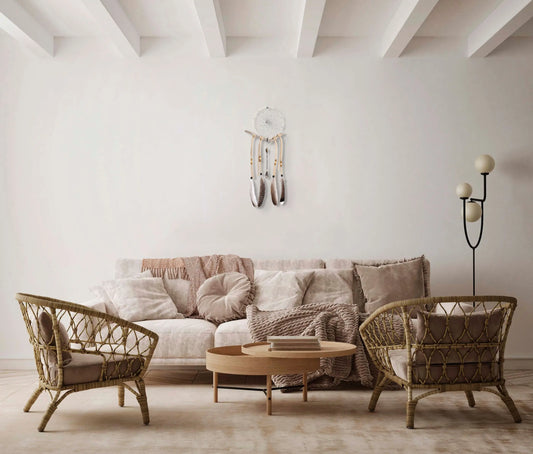 Attrape-rêves suspendu au mur derrière un confortable canapé