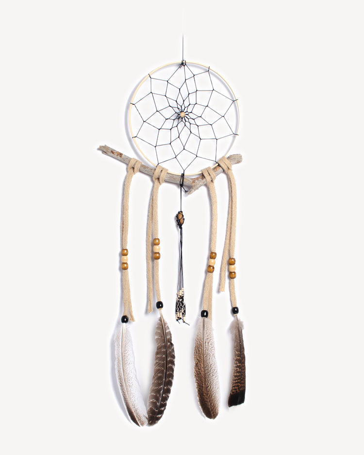 Attrape rêves mural fait main avec plumes naturelles d’aigle, bois flotté, perles en os et cordon jute, décoration artisanale sauvage et authentique.