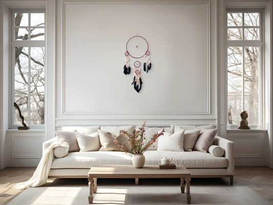 Attrape-rêves accroché au mur d'un grand salon chic