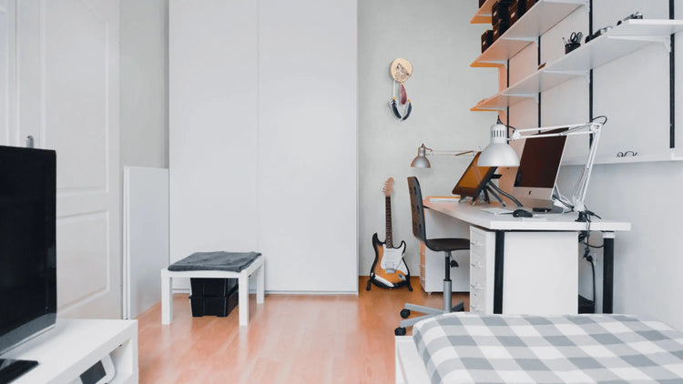 Création pyrogravée d'une tête de loup suspendue dans une chambre d'ado