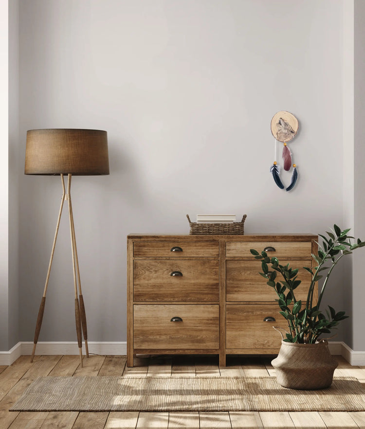 Création pyrogravée d'une tête de loup suspendue dans une entrée au-dessus d'une commode en bois