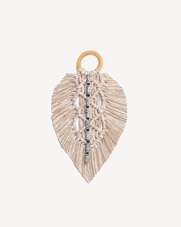 Feuille en macramé faite main en coton naturel GRS, ornée de perles en os de buffle et bois – Création artisanale, élégante et éthique.