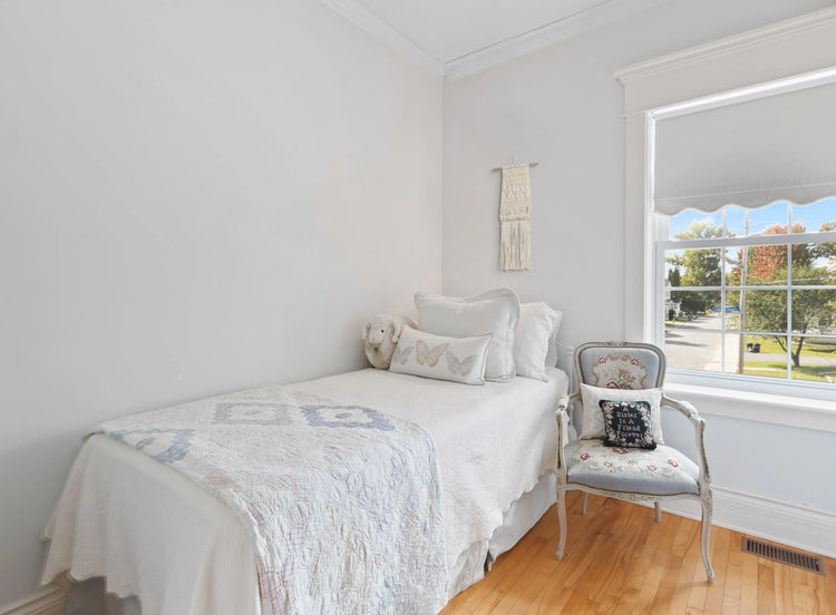 Tenture macramé Frises accrochée dans une chambre de fille