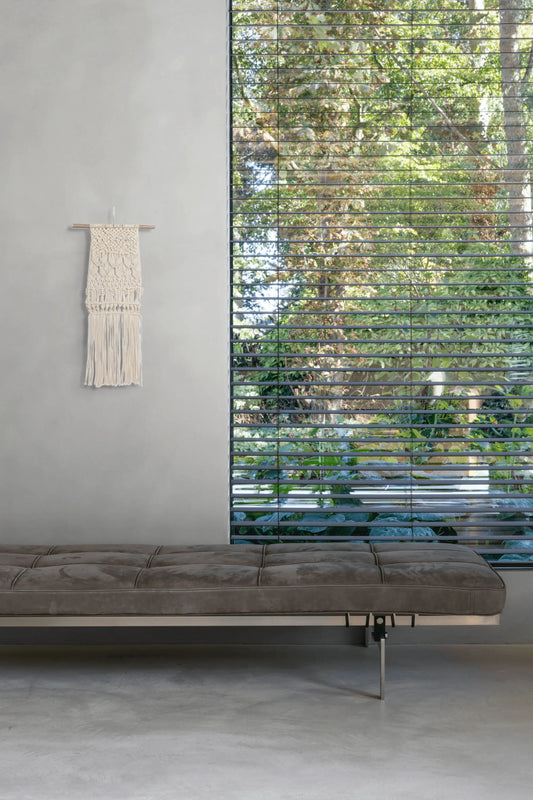 Tenture macramé Frises dans une pièce de relaxation