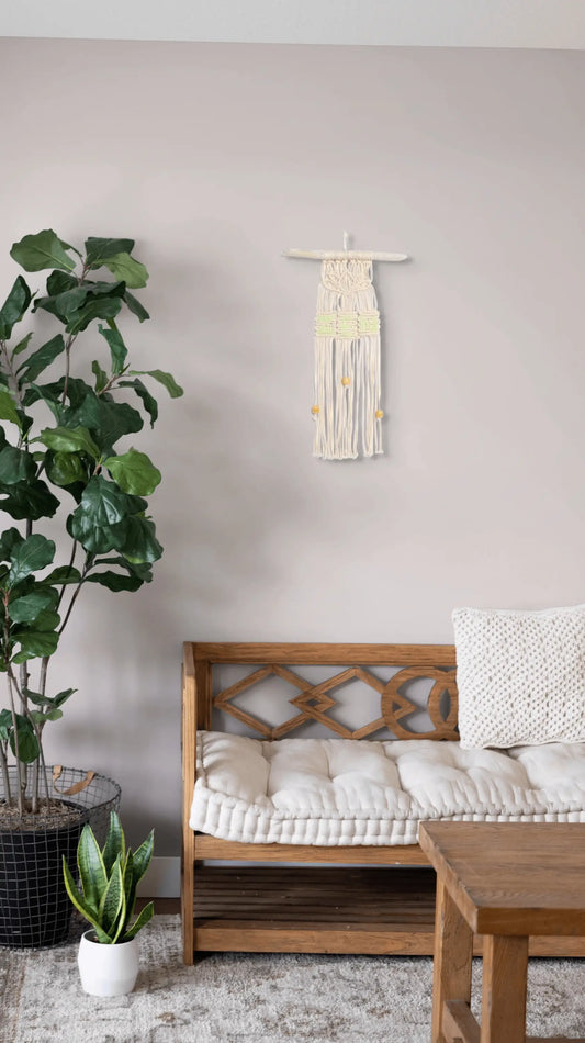Tenure en macramé Lotus suspendue au mur d'un salon relaxant