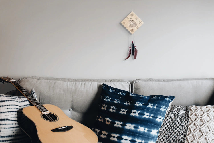 Décoration pyrogravée représentant la tête d'un loup hurlant accrochée au mur d'un studio