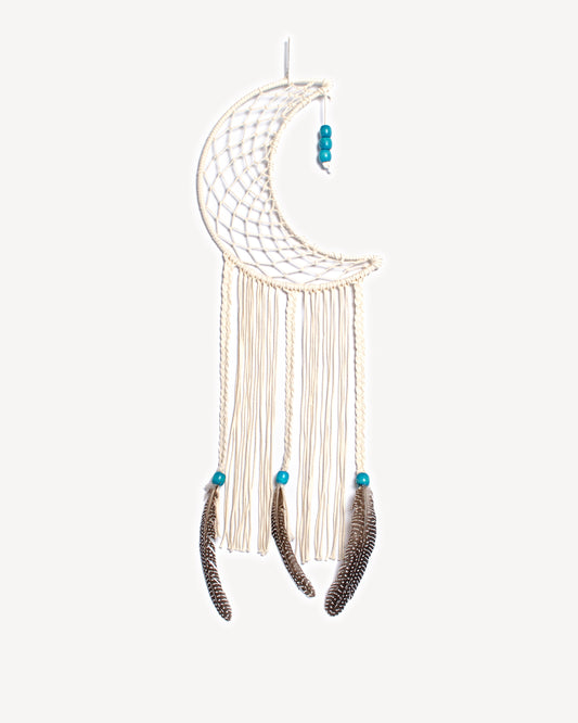 Décoration murale macramé en forme de lune avec plumes naturelles et perles turquoises, création artisanale nommée lune blanche .