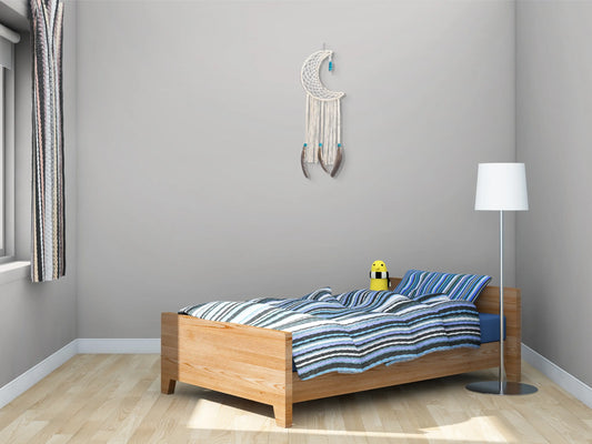 Macramé Lune Sioux accroché au mur d'une chambre d'enfant