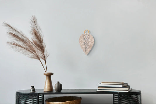 Feuille en macramé suspendue au-dessus d'un bureau