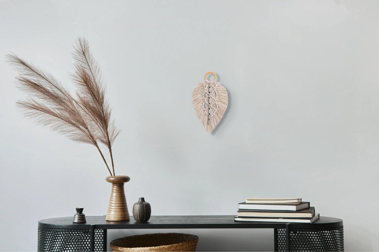 Feuille en macramé suspendue au-dessus d'un bureau