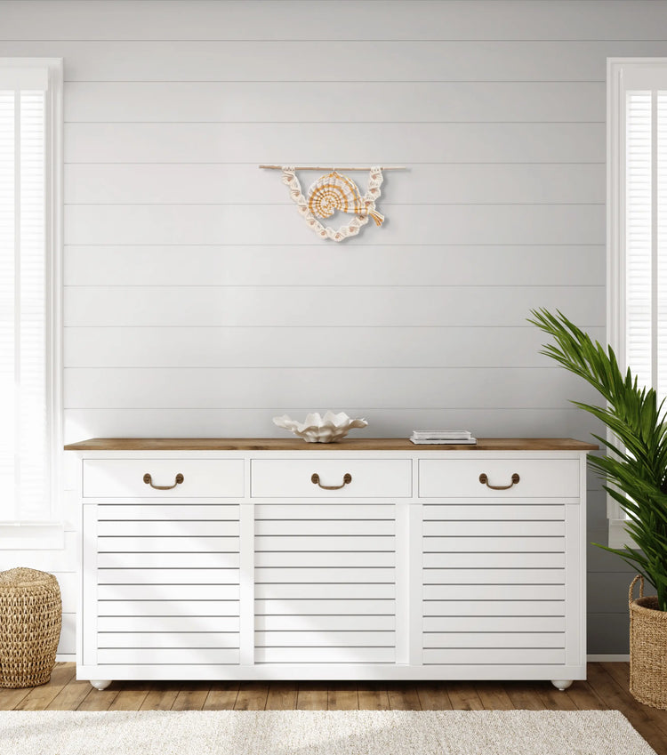 Tenture macramé Nautile pendue au-dessus d'un bahut dans une entrée