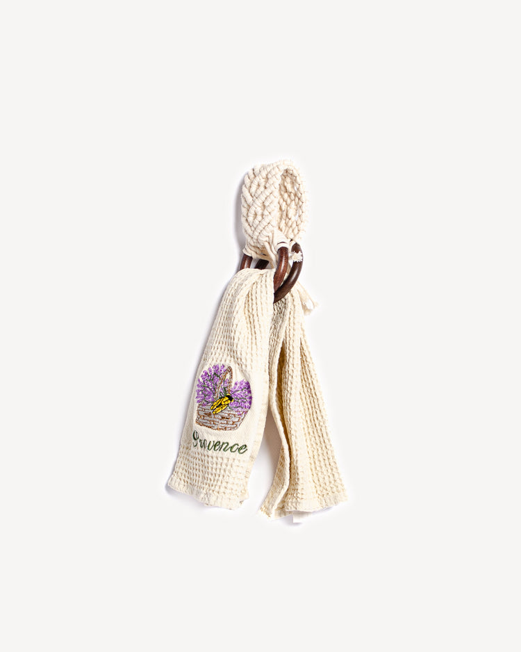 Porte torchon réalisé en macramé en situation avec un torchon.