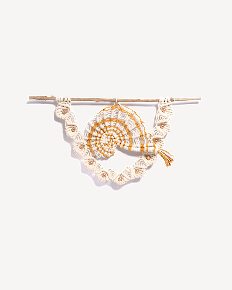 Tenture murale macramé avec motif nautile, corde safran et écrue, perles nacrées et bois naturel.