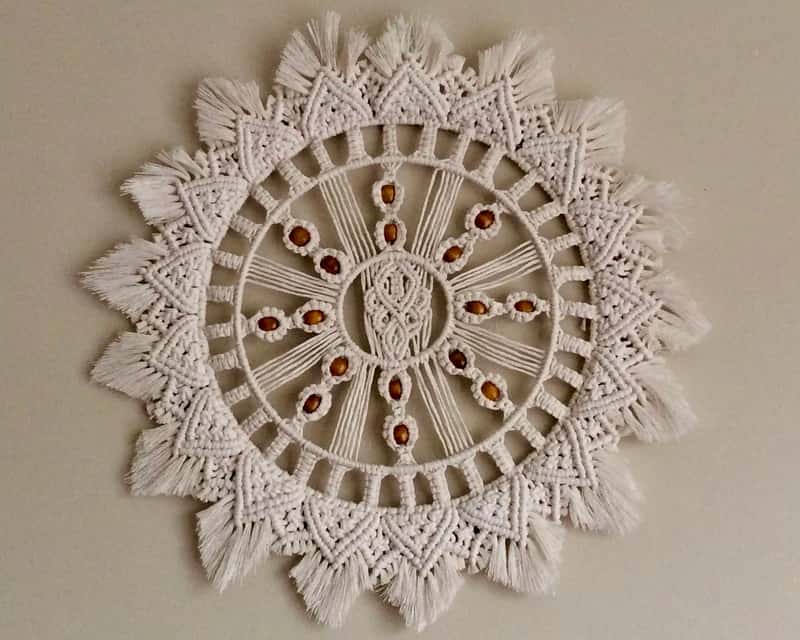 Macramé Soleil 55 cm — pièce circulaire avec perles en bois, CTJ Creation