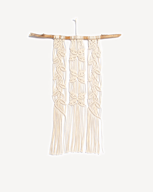 Tenture macramé artisanale motif papillons et feuilles sur branche en bois naturel, faite main en corde écrue