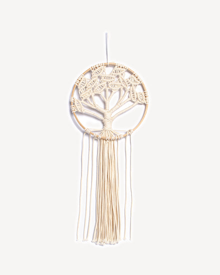 Décoration murale arbre de vie en macramé sur anneau en bois, réalisée à la main avec corde écrue naturelle.