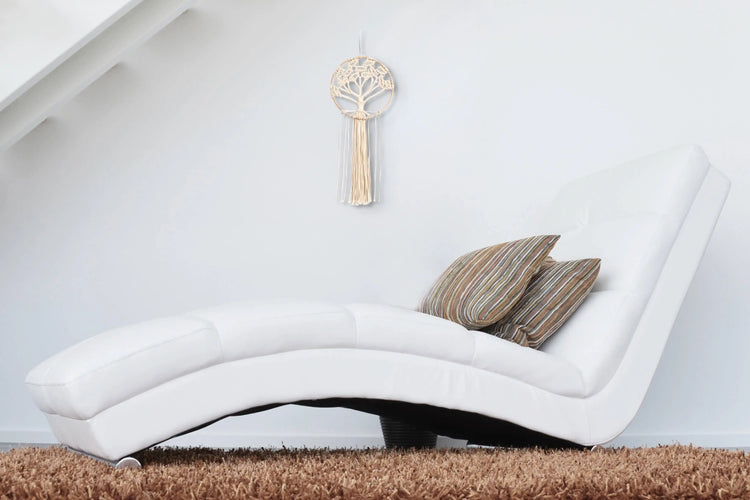 Macramé arbre de vie accroché au mur d'un coin détente avec bain de soleil