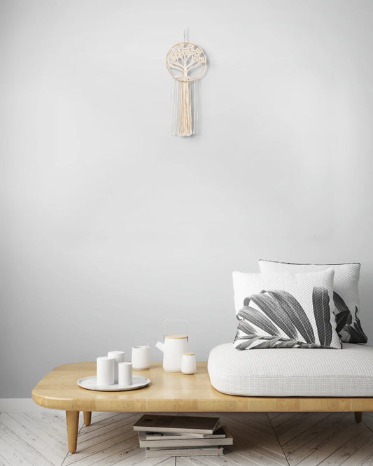 Arbre de vie en macramé accroché au mur d'une salle de méditation