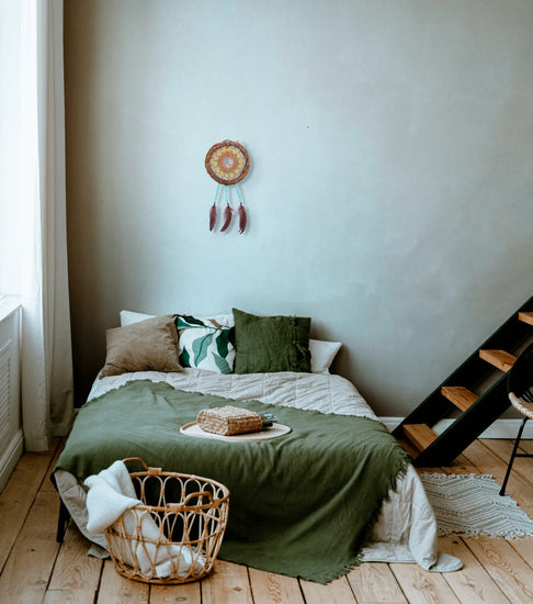 Attrape-rêves suspendu au-dessus d'un lit dans une chambre d'ado.