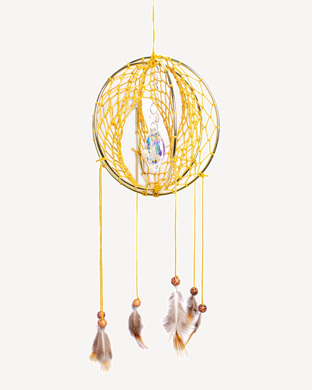 Attrape-rêves 3D en fil macramé de coton safran certifié Oeko-Tex, tissé à la main avec perles en bois et plumes naturelles, prisme lumineux – Artisanat unique et fait main.