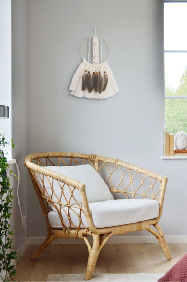 Attrape-rêves accroché au mur dans un coin lecture