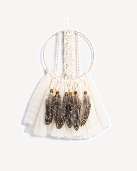 Attrape-rêve en macramé fait main – décoration murale minimaliste avec plumes naturelles et perles en bois, tissé en coton certifié Oeko-Tex | Ctj-Creation