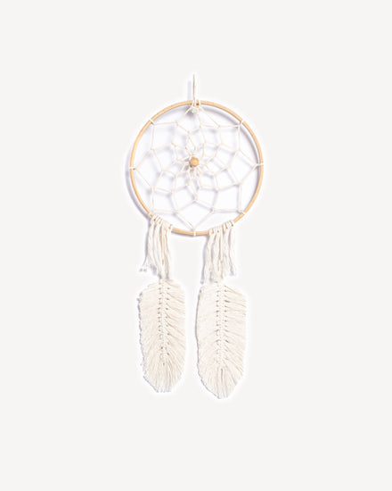 Attrape rêves mural avec plumes macramé fait main, en coton naturel certifié Oeko-Tex et GOTS, anneau bois et perles bois, déco artisanale murale.