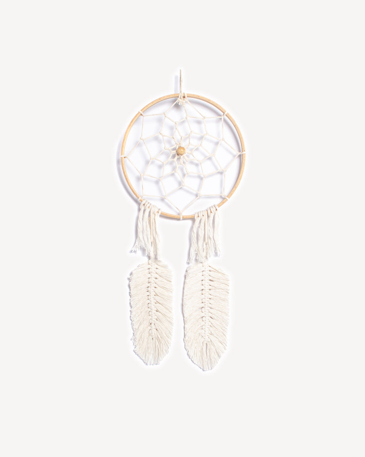 Attrape rêves mural avec plumes macramé fait main, en coton naturel certifié Oeko-Tex et GOTS, anneau bois et perles bois, déco artisanale murale.