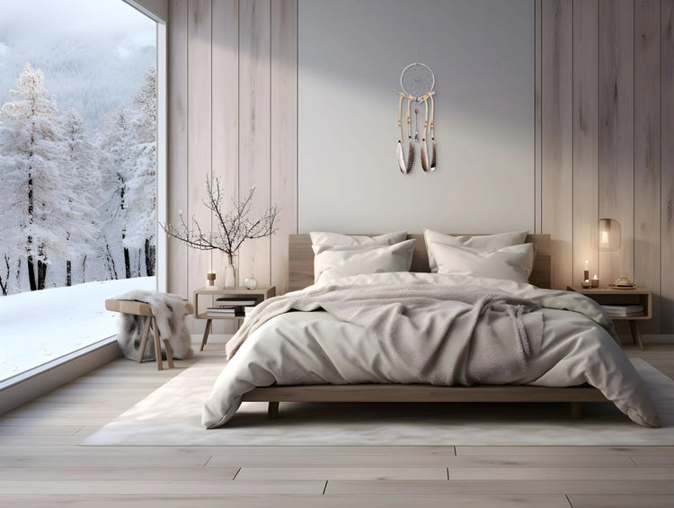 Attrape rêves suspendu au-dessus d'une tête de lit avec couette et décors extérieur enneigé