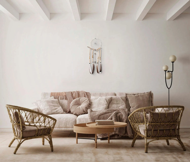 Attrape-rêves suspendu au mur derrière un confortable canapé