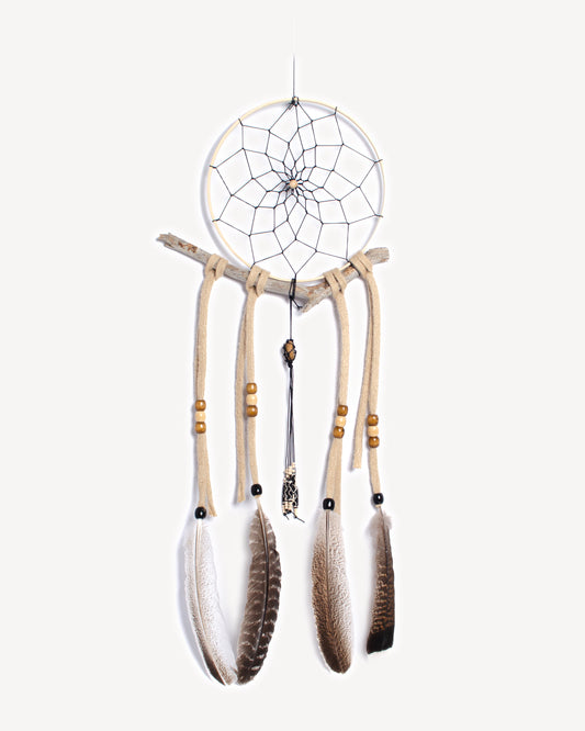 Attrape rêves mural fait main avec plumes naturelles d’aigle, bois flotté, perles en os et cordon jute, décoration artisanale sauvage et authentique.