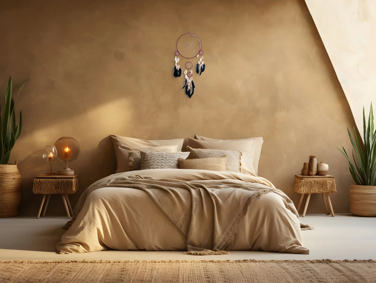Attrape-rêves accroché au-dessus de la tête d'un lit d'une chambre chaleureuse