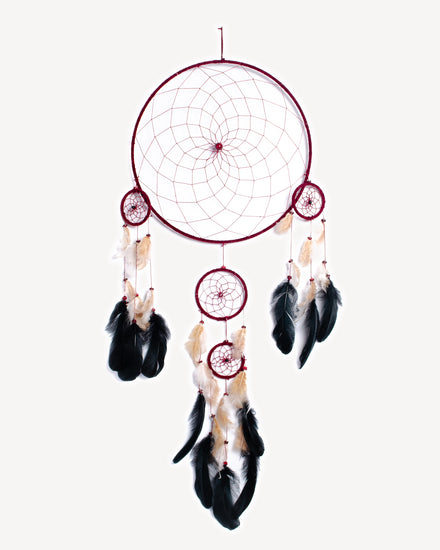 Attrape rêves fait main, décoration murale avec fils certifiés Oeko-Tex, perles en bois et plumes naturelles.