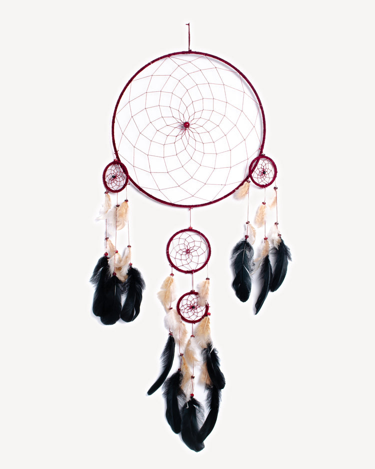 Attrape rêves fait main, décoration murale avec fils certifiés Oeko-Tex, perles en bois et plumes naturelles.