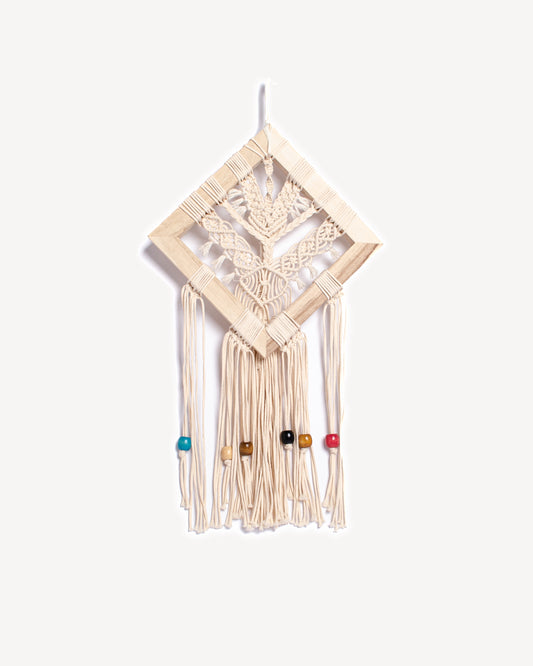 Suspension murale macramé tissé dans un cadre en bois naturel avec perles colorées, fait main en France.