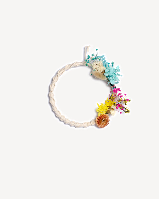 Mini couronne décorative en macramé et fleurs séchées sur anneau en osier.