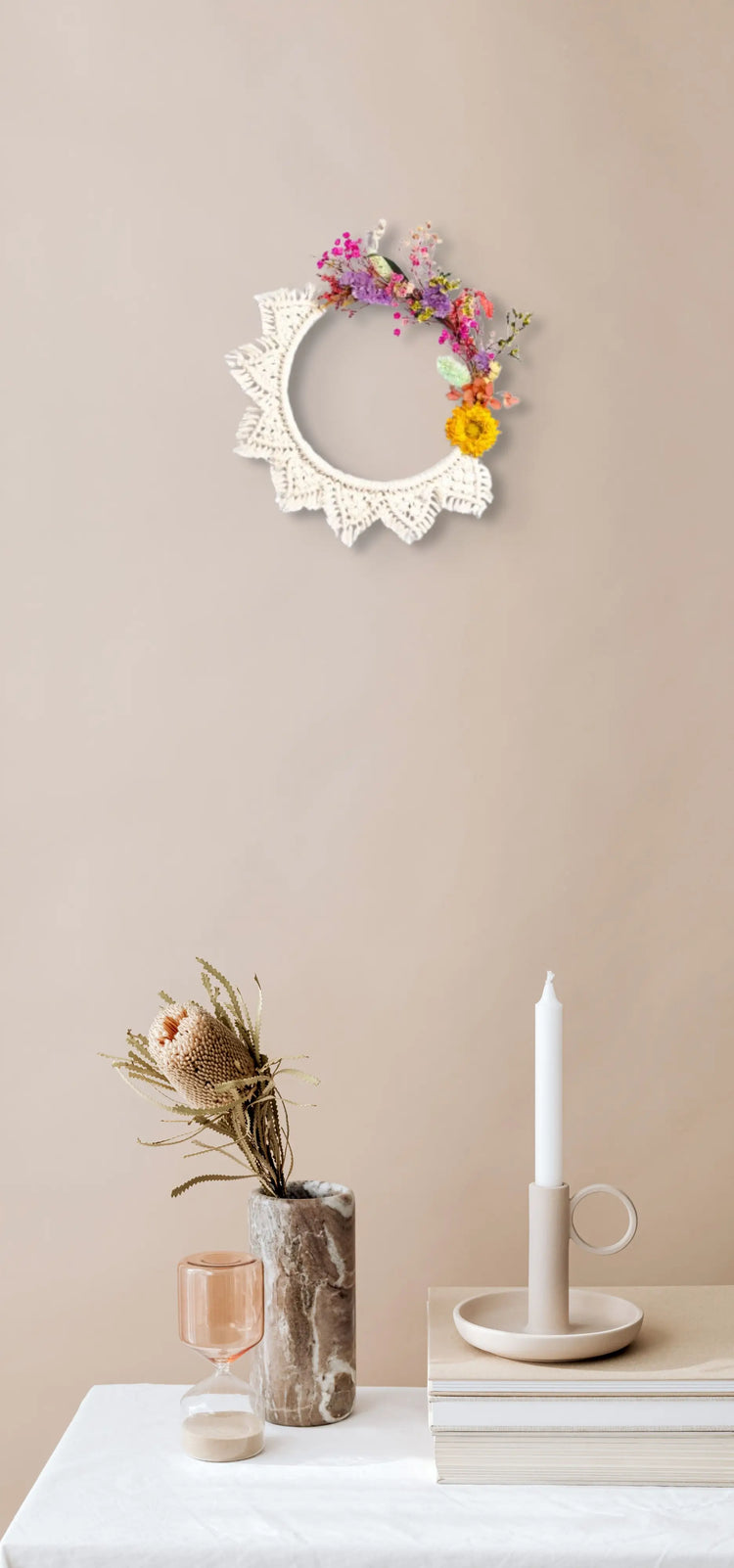 Décoration Couronne fleurie accrochée au mur