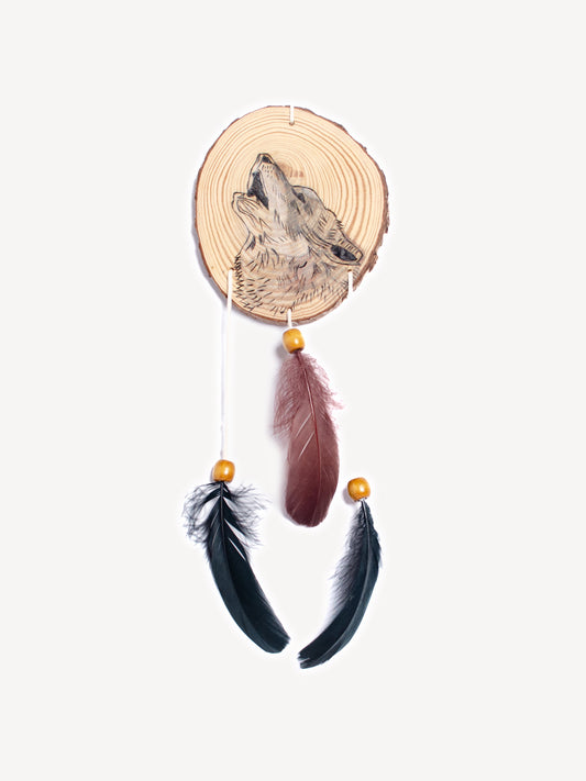 Décoration murale artisanale représentant un loup pyrogravé sur bois, avec plumes naturelles