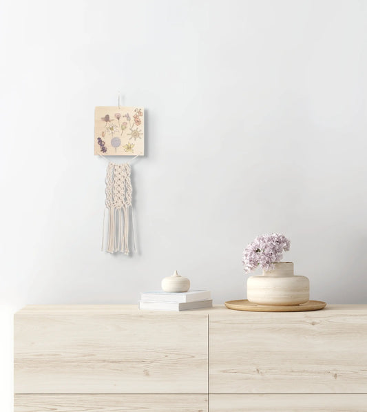 Décoration pyrogravée Fleurs de montagne accrochée au mur de l'entrée d'une maison