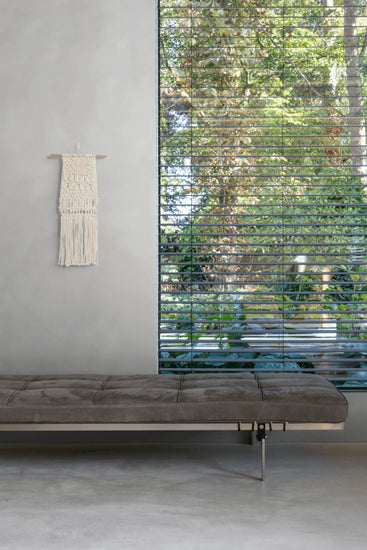 Tenture macramé Frises dans une pièce de relaxation