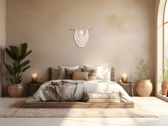 Grande tenture en macramé accrochée au mur au-dessus de la tête de lit dans une chambre avec des plantes