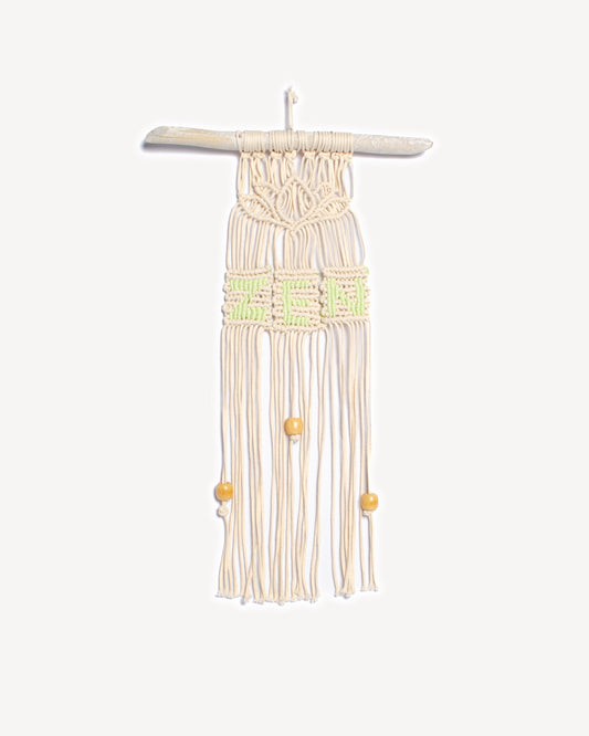 Macramé mural motif lotus fait main avec inscription "ZEN", corde écrue et perles en bois.