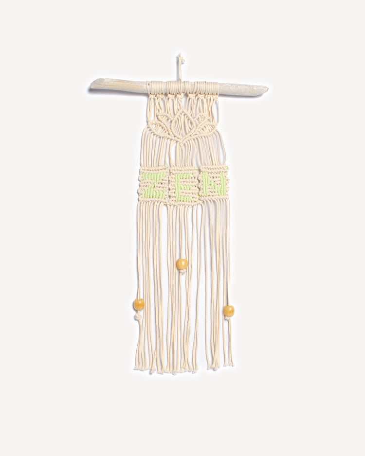 Macramé mural motif lotus fait main avec inscription "ZEN", corde écrue et perles en bois.