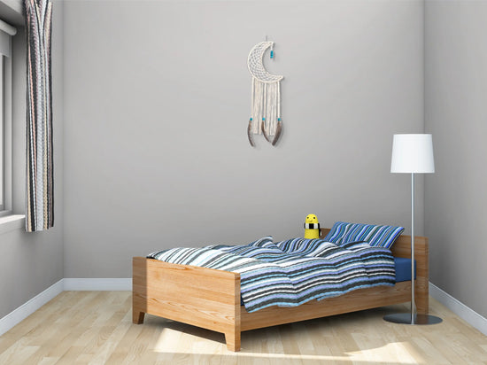 Macramé Lune Sioux accroché au mur d'une chambre d'enfant