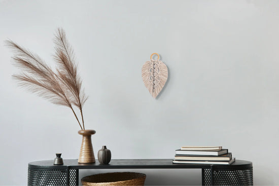 Feuille en macramé suspendue au-dessus d'un bureau