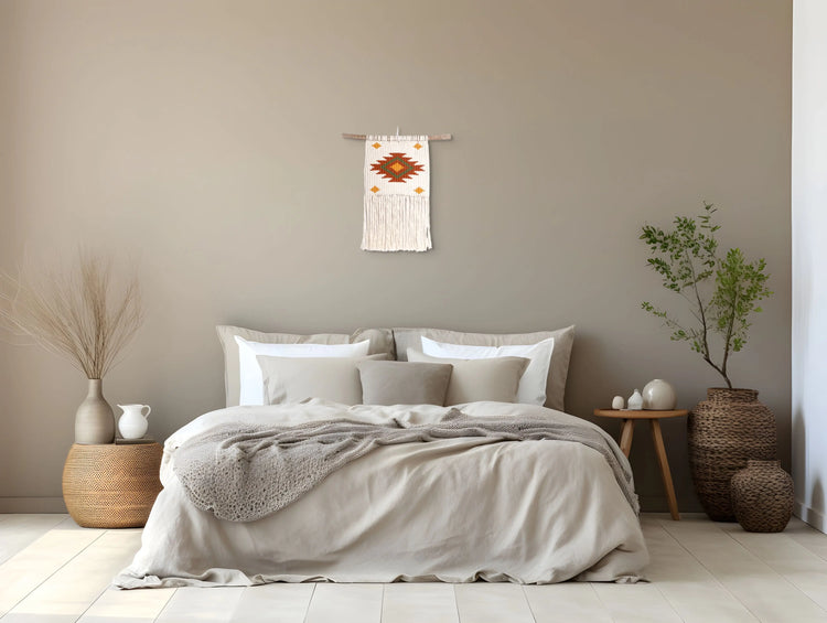 Tenture macramé suspendue à la tête d'un lit dans une chambre moderne