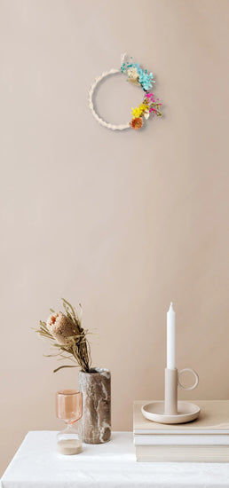 Décoration Mini couronne fleurie accrochée au mur